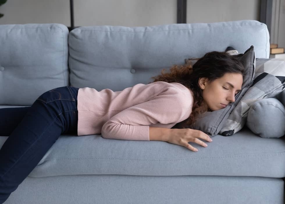 In slaap vallen op de sofa door aanhoudende vermoeidheid