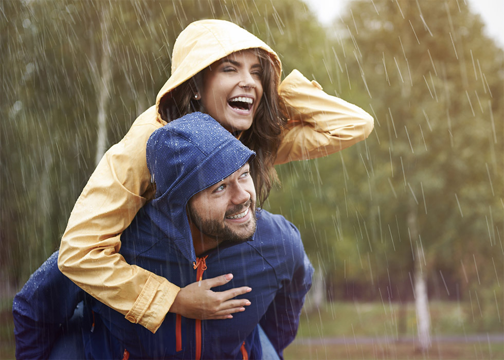 Man en vrouw beschermen zich tegen de regen