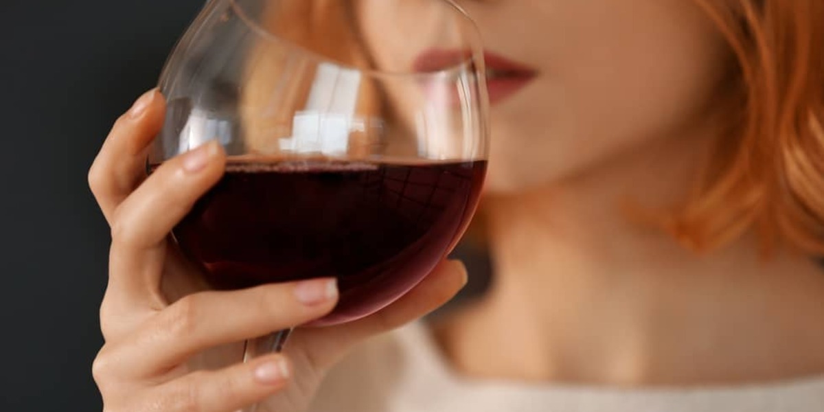 Vrouw drink glas wijn