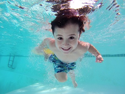 kind zwembad
