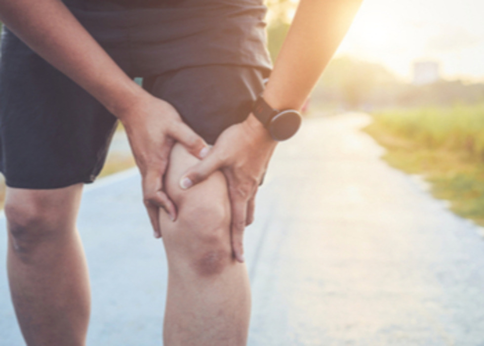 Mannelijke loper heeft last van terugkerende knie blessures